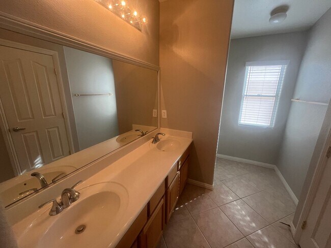 Building Photo - 3 Bedroom Townhome - Centennial Hills