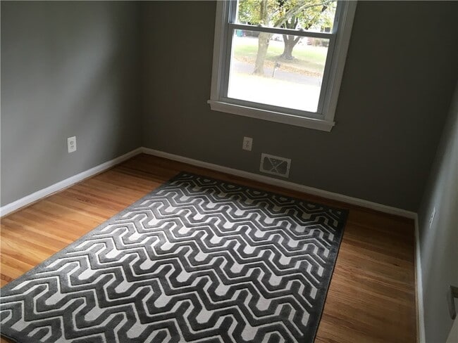 Building Photo - 4 Peachtree Ln