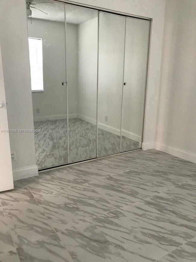 Building Photo - 10165 Twin Lakes Dr