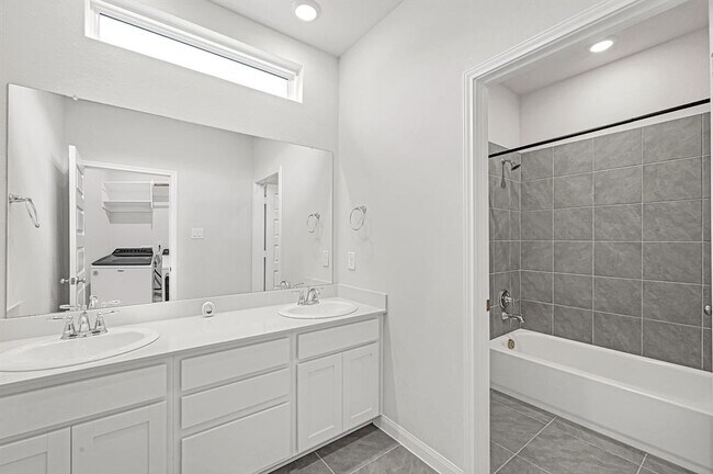 Building Photo - 1528 Lakeline Oak Dr