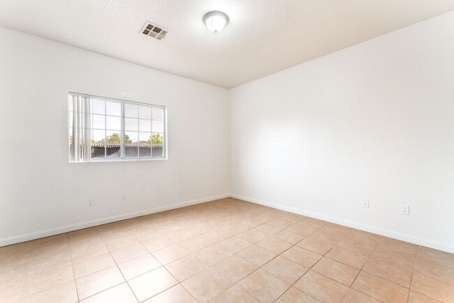 Building Photo - 3 Bedroom Condo with an Open Floor Plan!