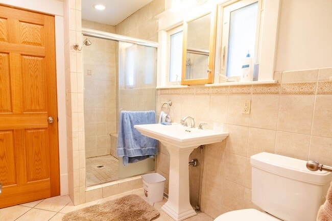 Building Photo - 6 Month Lease: 2 BED / 2.5 BATH HOUSE CLOS...