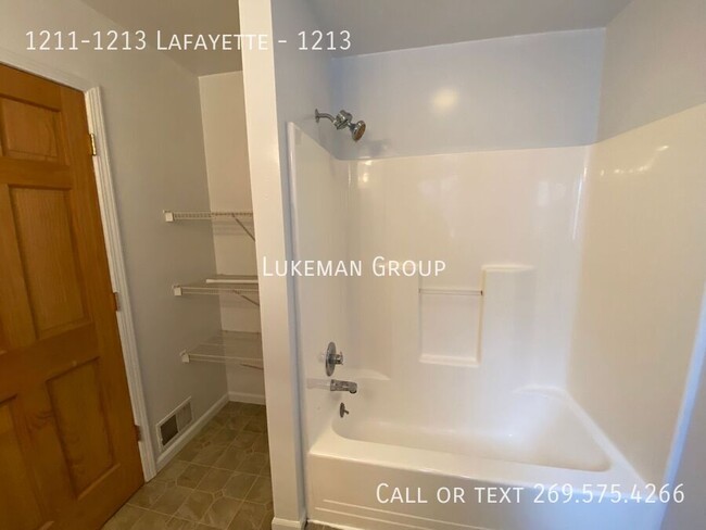 Building Photo - 1213 Lafayette - 3 Bed/1 Bath Unit Near WMU