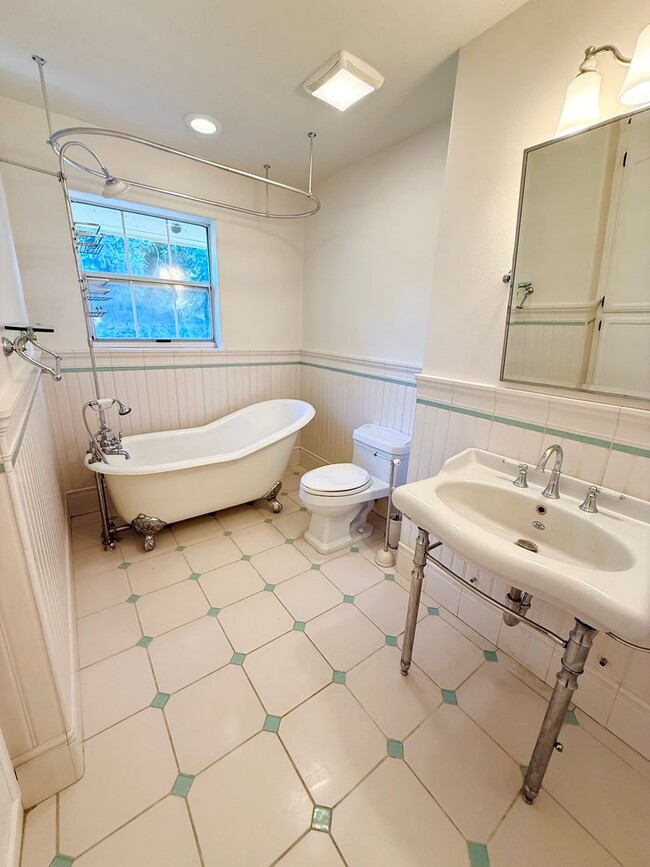 Building Photo - Pet Friendly! Walk to Downtown