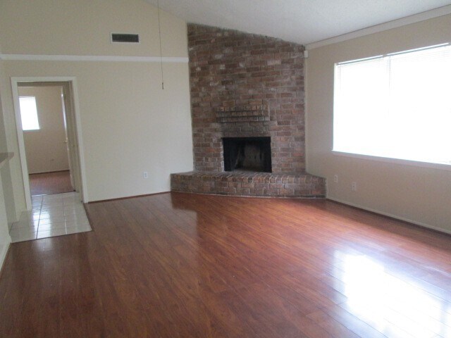 Building Photo - 811 Whispering Pine Dr
