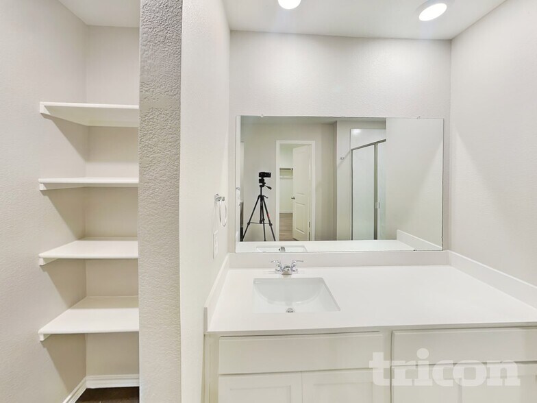 Building Photo - 636 Excelsior Dr