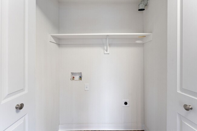 Building Photo - Large Two Bedroom Two Bath with Creek View! $1000 Off February!