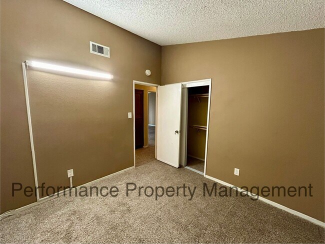 Building Photo - Cute 3 Bed/2 Bath SW Bakersfield Home w RB...