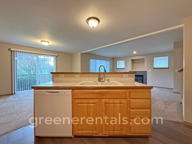 Building Photo - 3 Bed 2.5 Bath Townhouse in Lancaster off ...