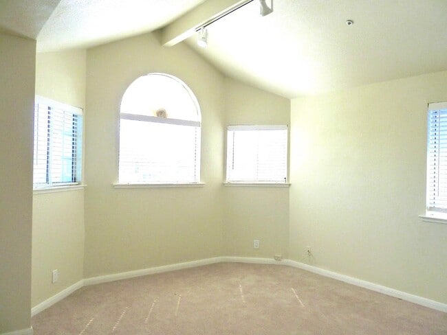 Building Photo - 703 Bahama Ln