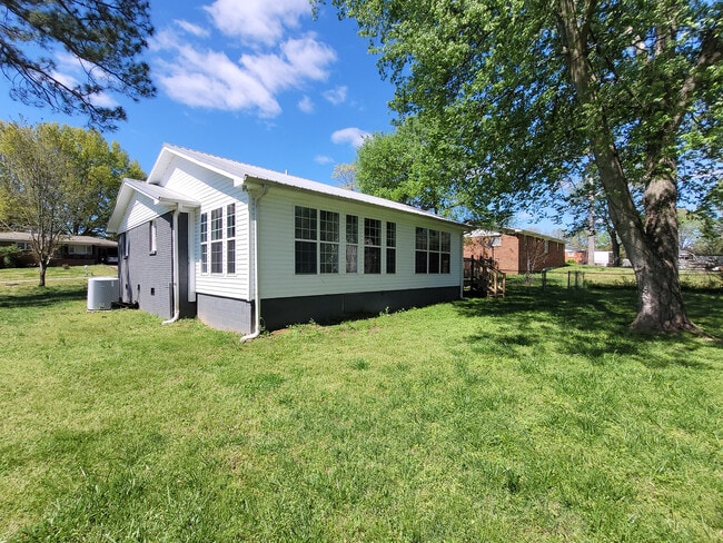 Building Photo - 2226 Windcrest Dr