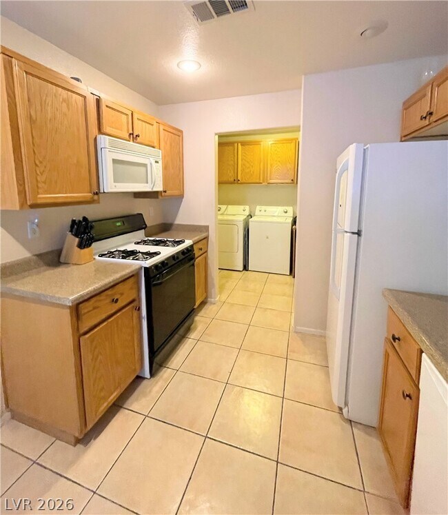 Building Photo - 2760 Stargate St