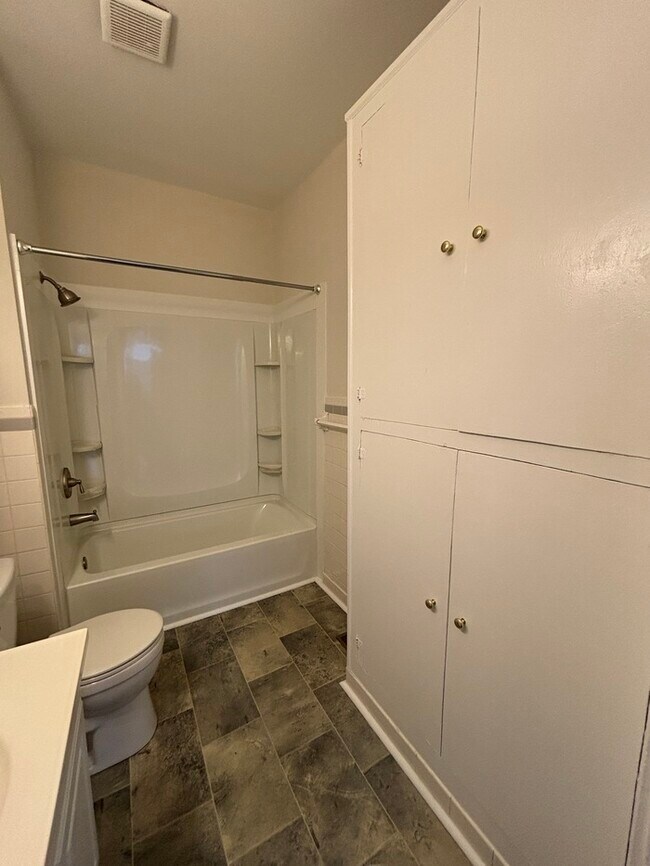 Building Photo - 2 Bedroom, 1.5 Baths Charming Bungalow located near Plaza Midwood