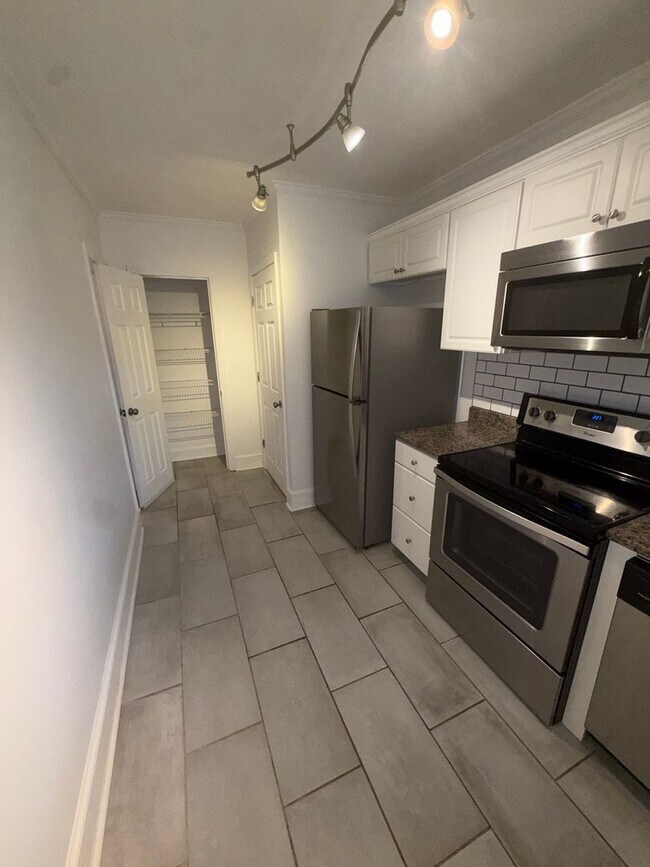 Building Photo - Charming All-Brick 2BR Home with Spacious Yard & Prime Columbia Location
