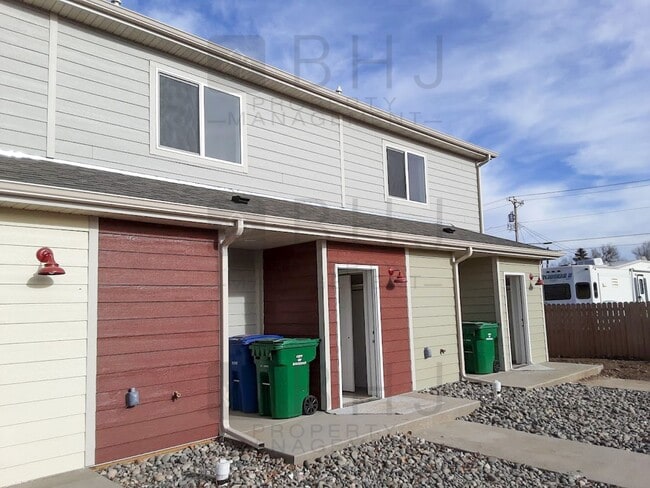Building Photo - 2 BED/ 1.5 BATH TOWNHOME