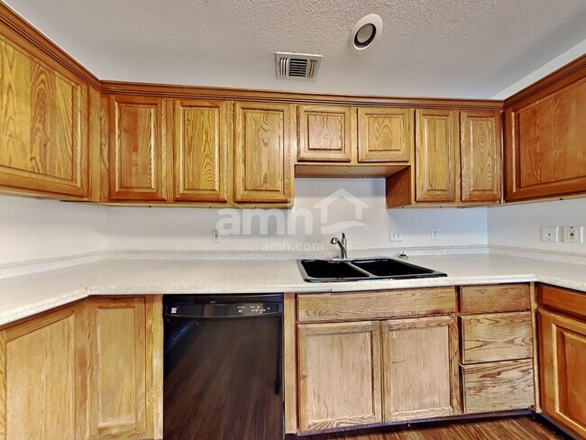 Building Photo - 221 Willow Creek Dr