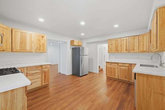 Building Photo - 810 E 63rd St
