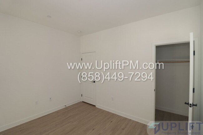 Building Photo - 4 Bed 3.5 Bath Townhome in Chula Vista w/ Washer/Dryer and 2-Car Garage