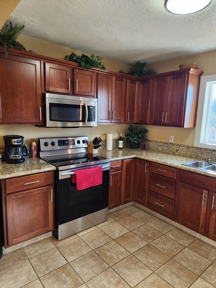 Building Photo - 6050 SW Taylors Ferry Rd