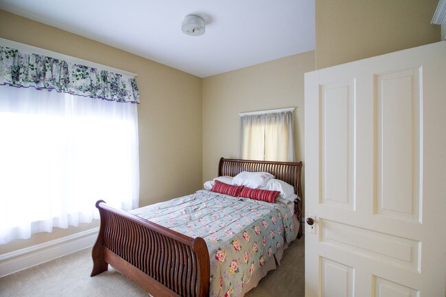 Building Photo - 1321 E Isaacs Ave