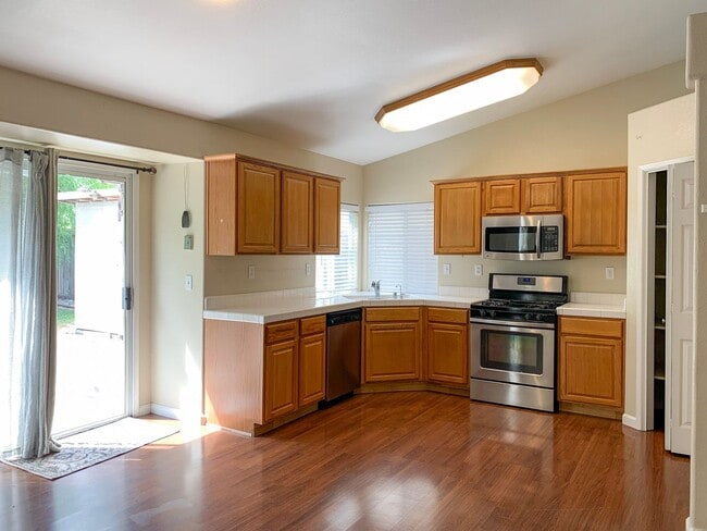 Building Photo - 4 Bedroom Home in Hollister