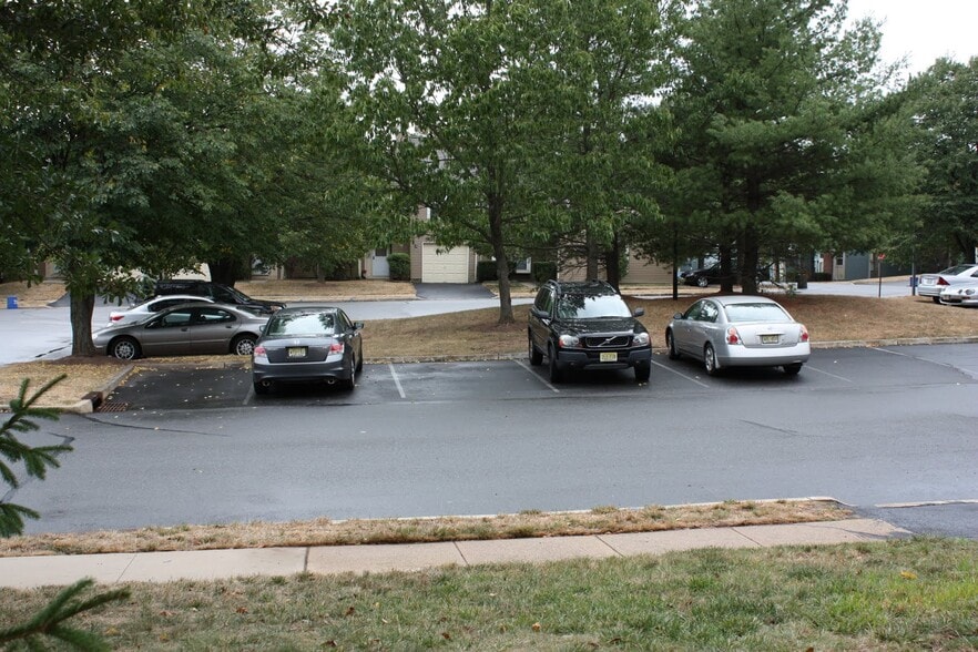 plenty of parking in front for guests - 44 Whitby Cir