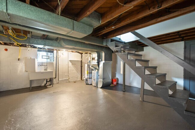 Building Photo - MOVE IN SPECIAL! SCORE HALF OFF 1ST MONTH'...