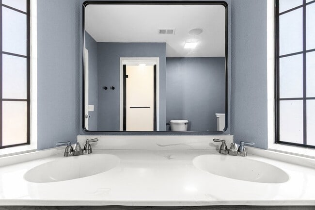 Building Photo - 3701 Oakmont Dr