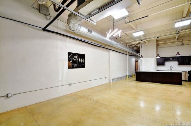 Building Photo - 3363 E Commerce St