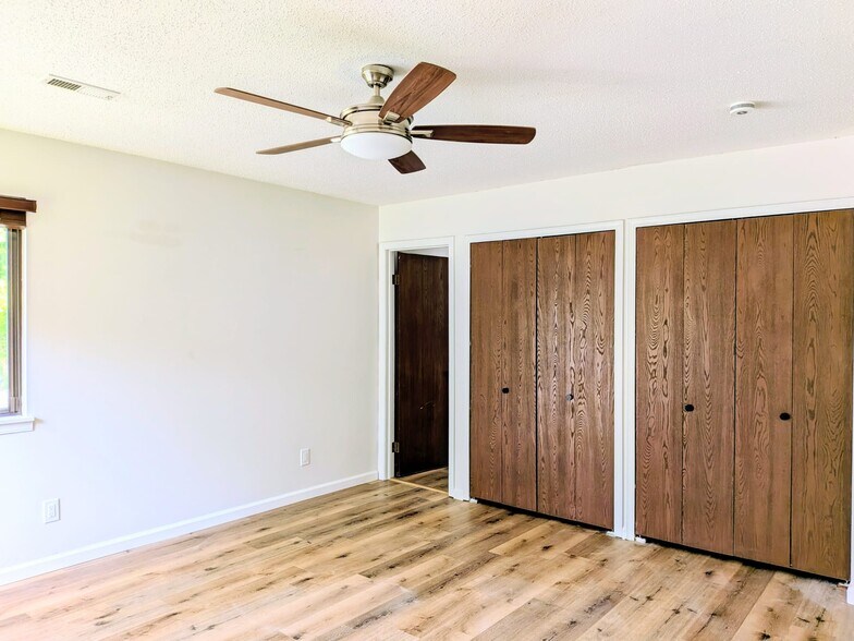 Building Photo - 515 Clearwater Dr
