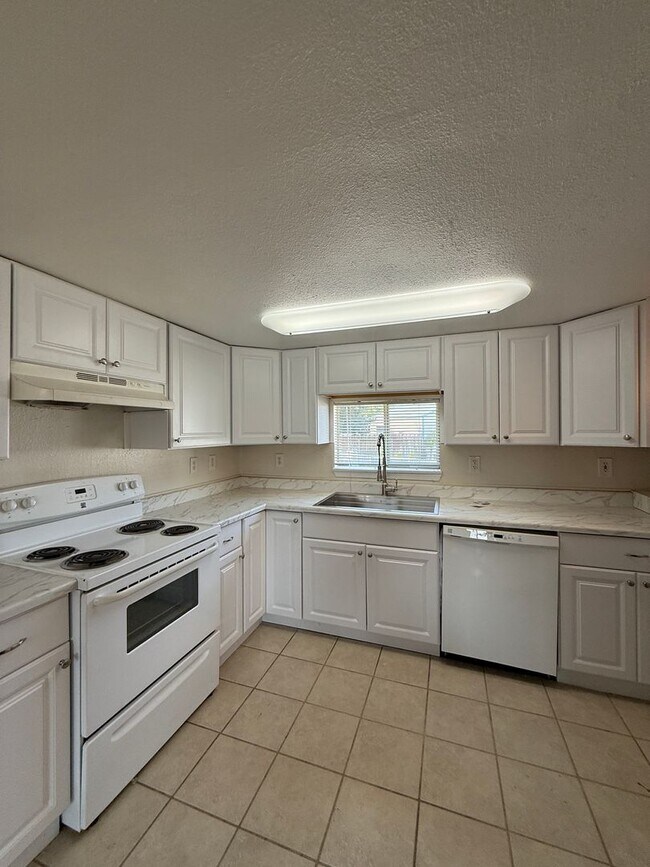 Building Photo - 809 Willard. New pictures coming soon!!