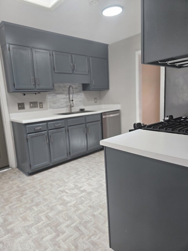 Building Photo - 2439 Dartmouth Dr