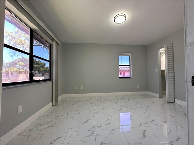 Building Photo - 871 NE 207th Terrace
