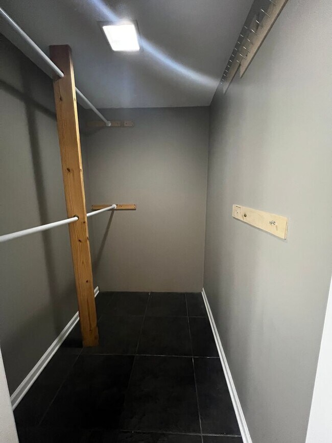 Building Photo - 204 Woodside Ave