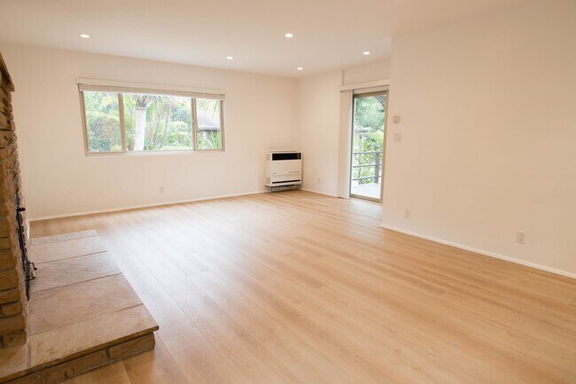 Building Photo - 3 Bedroom 2 Bathroom Home in Mission Canyon