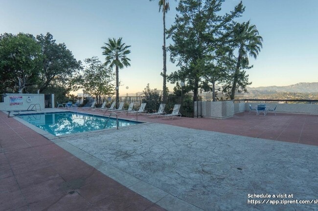 Building Photo - 4295 Vía Arbolada