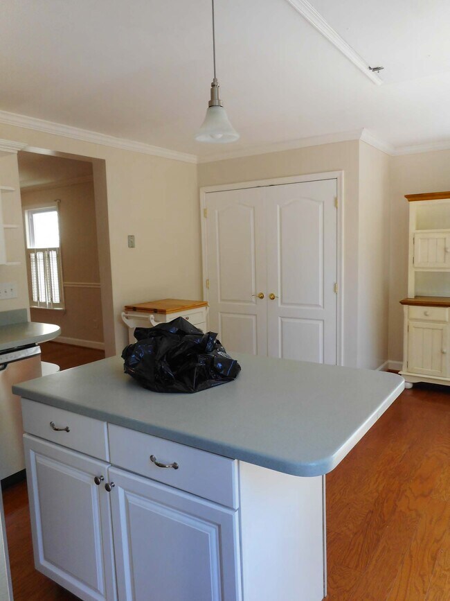 Building Photo - 608 Green St