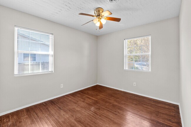 Building Photo - 2021 Fernwood Cir