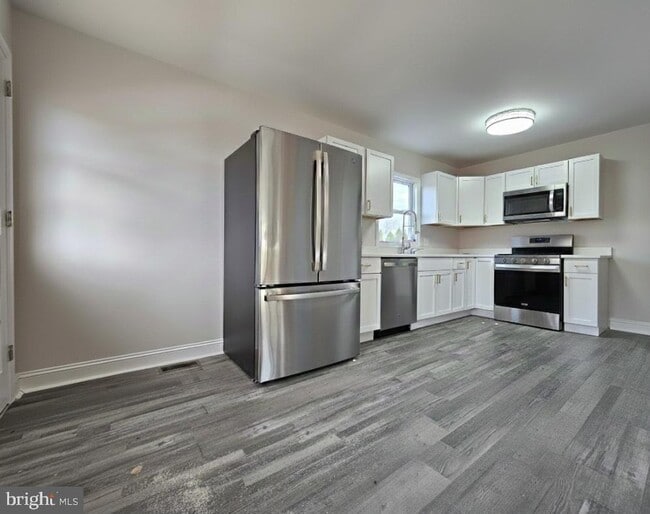 Building Photo - 301 E 4th St