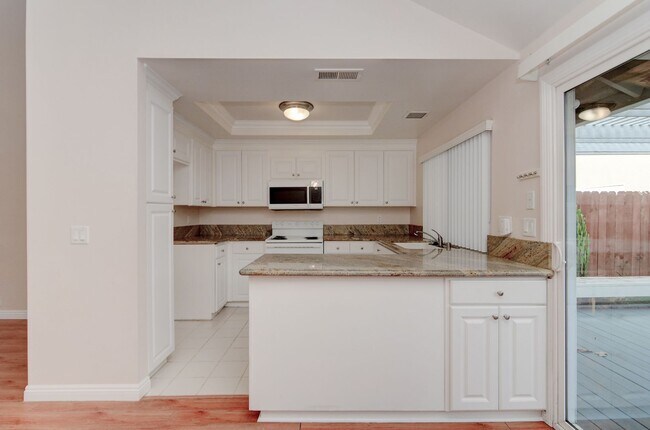 Building Photo - Spacious End-Unit 2 Bed, 2 Bath with Den For Lease in Irvine