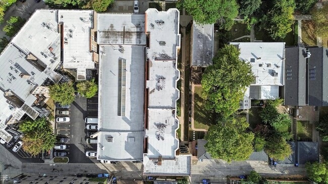 Building Photo - 3918 N Kedvale Ave