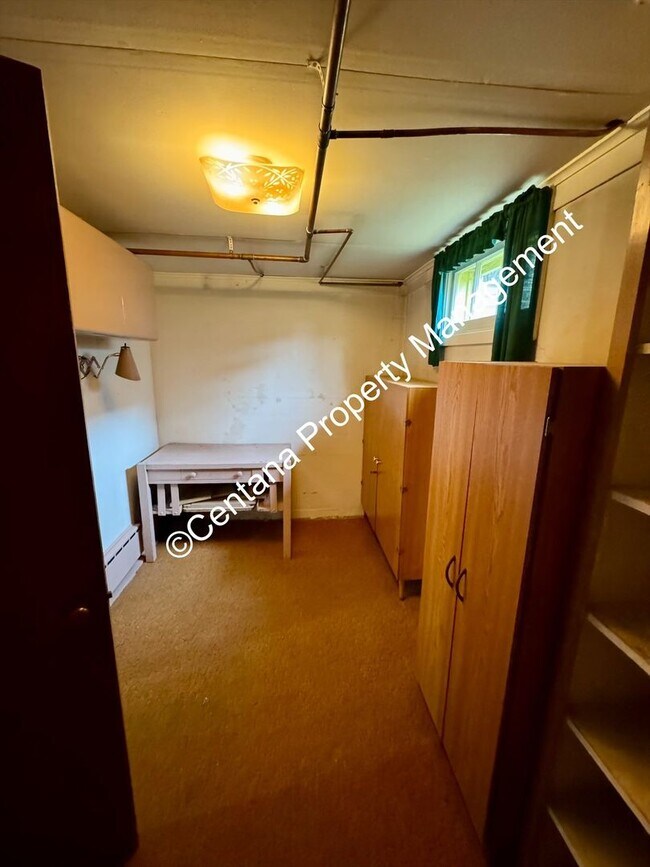 Building Photo - 2 Bedroom one Bath with large Yard located on the flats.