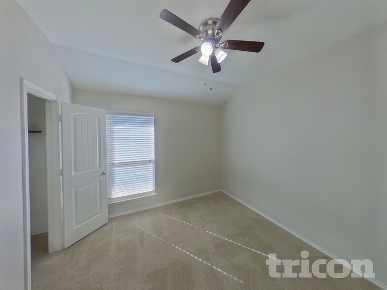 Building Photo - 605 W Grove Cir