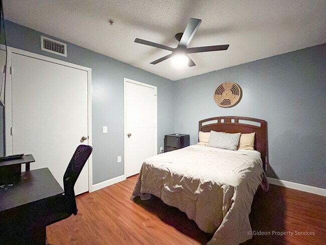 Building Photo - Beautiful 4/4 Condo in University Terrace