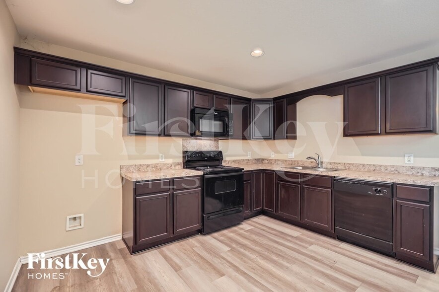 Building Photo - 1925 Cross Oaks Dr