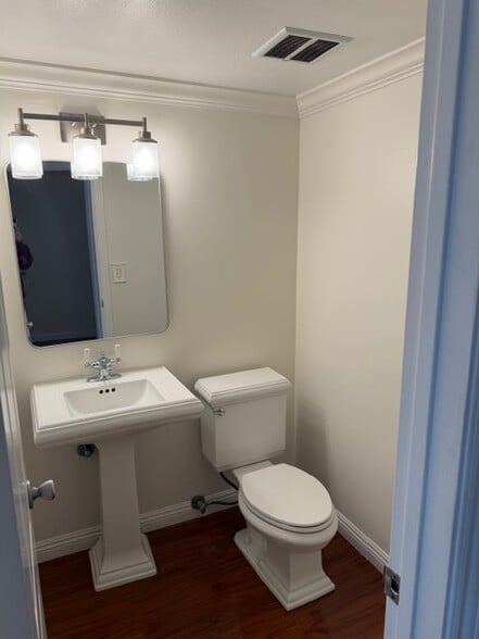 Building Photo - 2611 Ruhland Ave