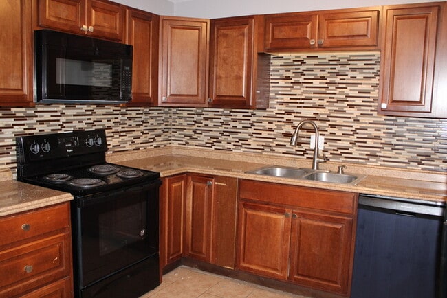 Building Photo - Spacious 4-bedroom, 1.5-bath home located ...