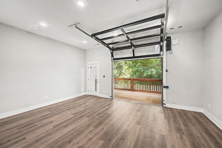 Building Photo - 221 Stonecrest Cir