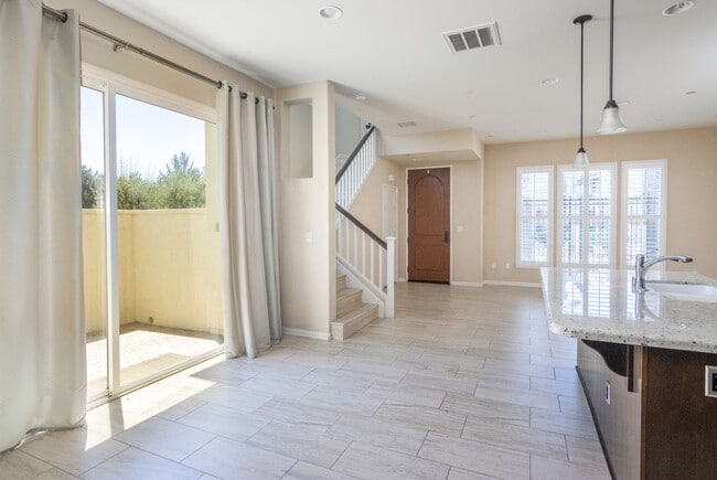 Building Photo - Updated 4-Bedroom Townhouse in Prime Porte...