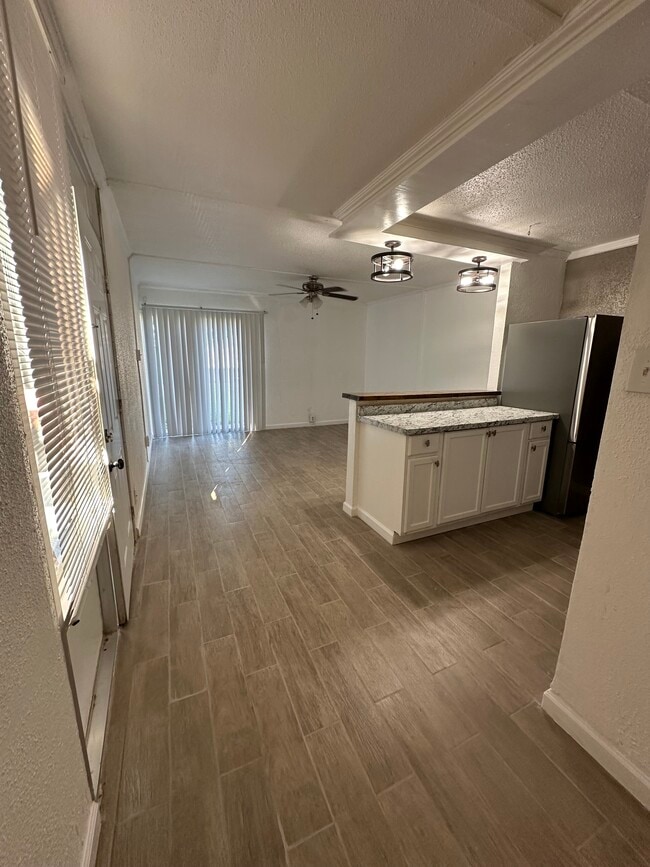 Building Photo - Town Villas